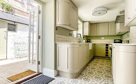 Beautiful 2 Bedroom Cottage With Private Courtyard In Arundel Centre